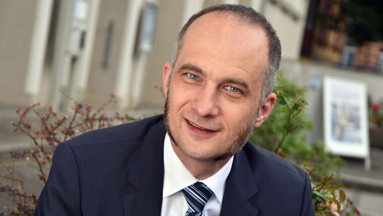 Prof. Timo Mappes, director of the D.O.M. in Jena.