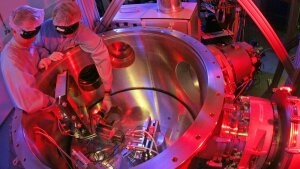 Preparation of a sample chamber for vacuum conditions.