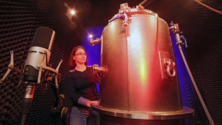 Preparation of the cryostate at the Institute of Solid State Physics.