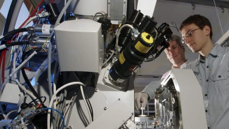 Sample inspection at the scanning electron microscope.