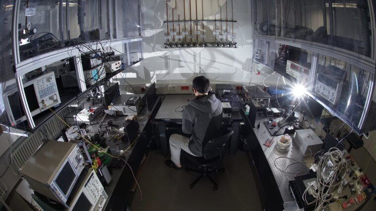Laser and nanospectroscopy laboratory.