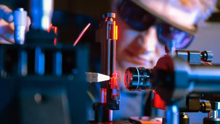 Adjustment of an optical chip with a quantum light source.
