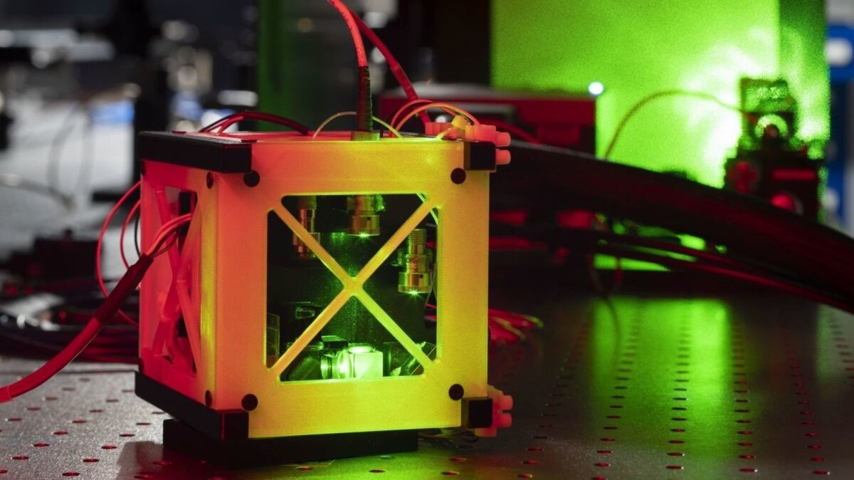 Clock Synchronization with Single Photons