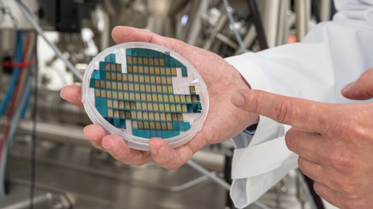 Spektroscopic and microscopic analysis of nanomaterials.