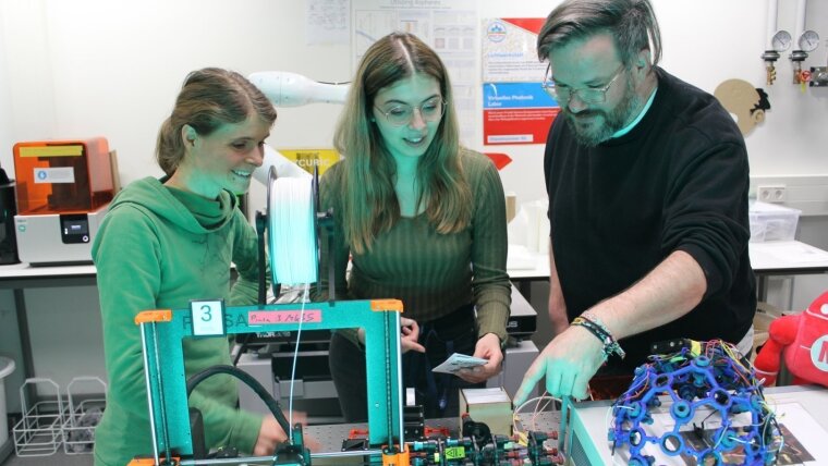The MINT Makerspace Team in the Lichtwerkstatt Jena.