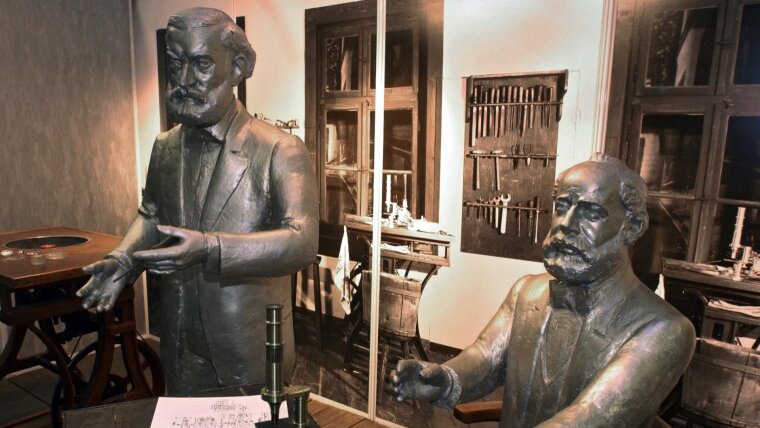 Bronze statues of Carl Zeiss and Ernst Abbe in Jena.