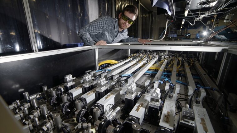 Fiber laser amplifying system.