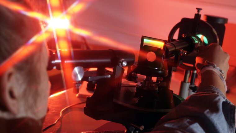 Work at the optical goniometer.