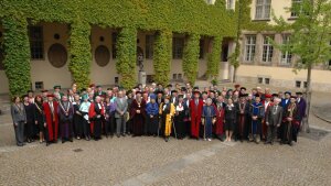 Group picture in the University's central court at the occassion of the 450th anniversary.