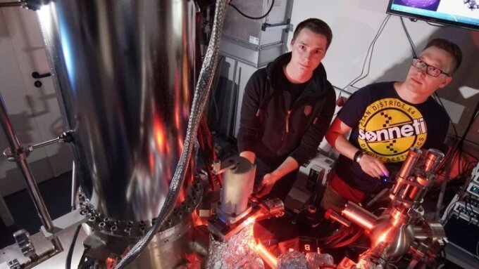 Preparation of a cooled sample chamber at the Institute of Solid State Physics.
