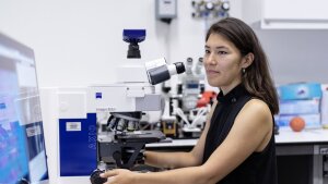 Doctoral student Meritxell Cabrejo at the microscopy setup