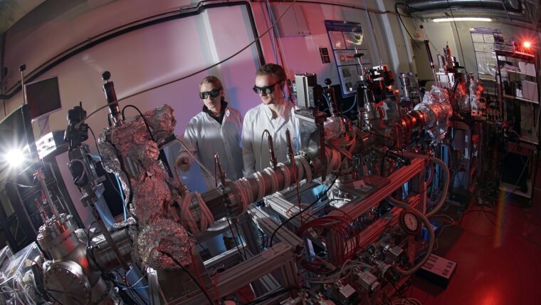 Control of the delay line of a femtosecond laser system.