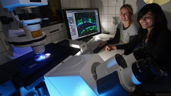 Dr. Silke Keiner und Ms. Twinkle Vohra working at the laser scanning microscope.