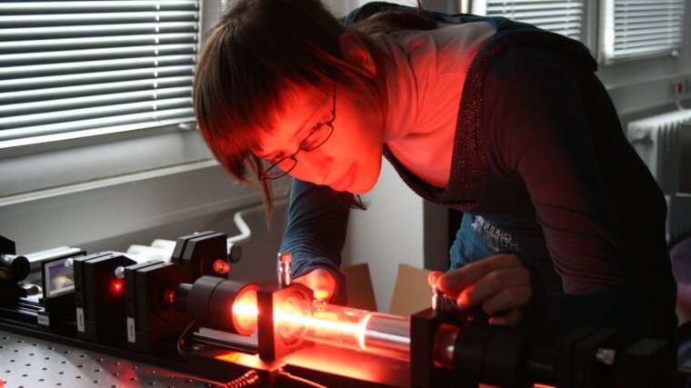 Experimental Optics Course: He-Ne-Laser.