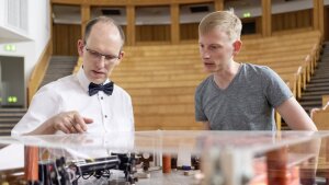 Prof. Gerhard Paulus preparing for an experimental physics lecture